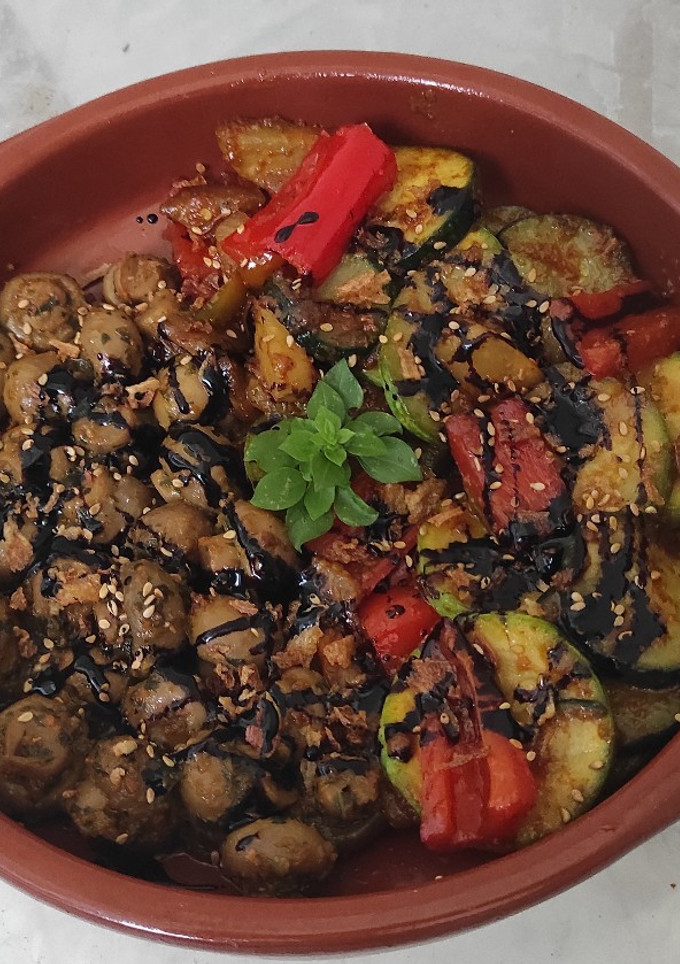 Una foto de Champiñones y verduras con mezcla de salsas y especias