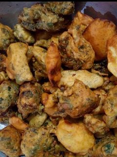 મેથીના ગોટા (Methi Gota Recipe In Gujarati) રેસીપી મુખ્ય ફોટો