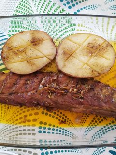 Una foto de Costilla adobada con hierbas aromáticas y su guarnición