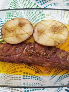 Foto principal de Costilla adobada con hierbas aromáticas y su guarnición
