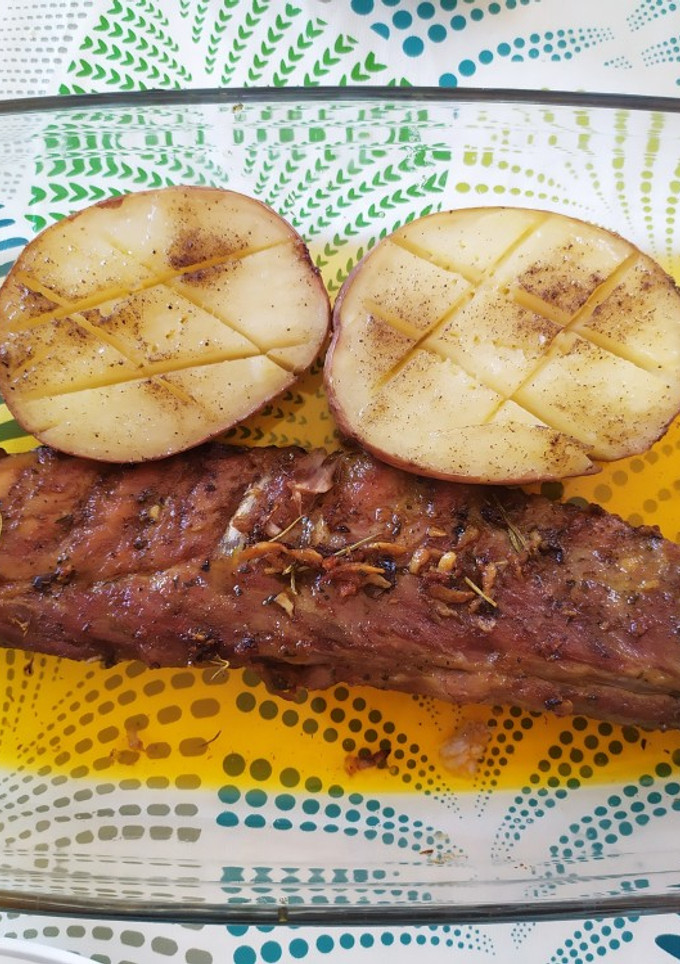 Una foto de Costilla adobada con hierbas aromáticas y su guarnición