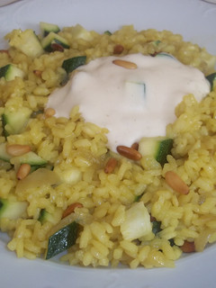 Una foto de Arroz con calabacín y all i oli