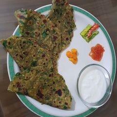 A picture of Veg Palakh paratha.