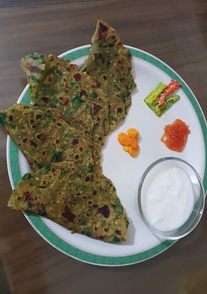 A picture of Veg Palakh paratha.
