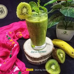 A picture of Grapes Kiwi Smoothie.