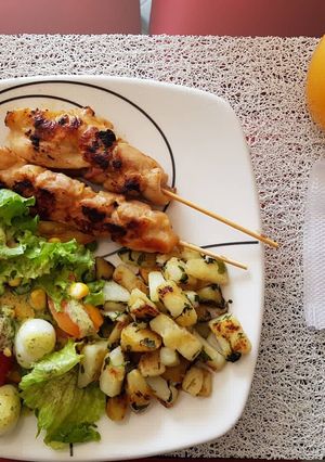 Una foto de Ensalada mixta con tostones de papa