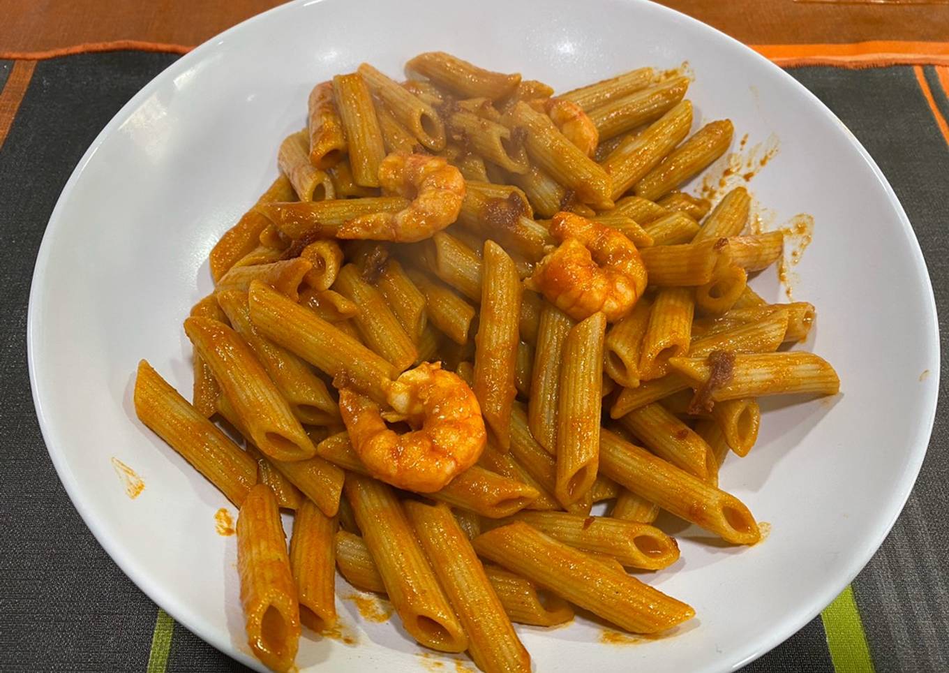 Pasta con salsa de gamba roja