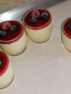 Una foto de Cheesecake con frambuesa y arándanos