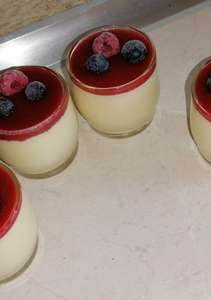 Una foto de Cheesecake con frambuesa y arándanos