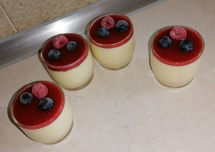 Cheesecake con frambuesa y arándanos