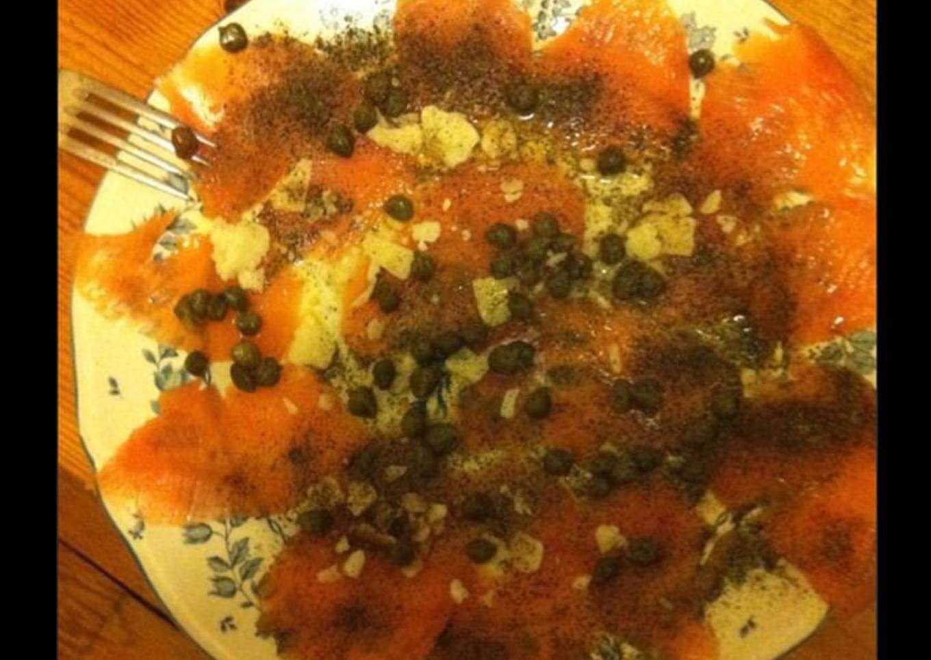 Carpaccio de saumon aux câpres parmesan et aneth