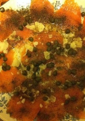 Une photo de Carpaccio de saumon aux câpres parmesan et aneth