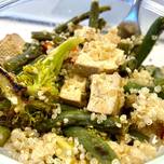 Tofu con quinoa y verduras