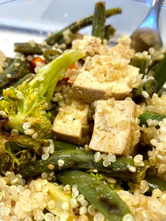 Una foto de Tofu con quinoa y verduras
