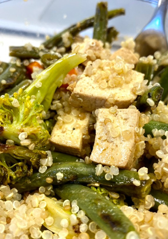 Una foto de Tofu con quinoa y verduras