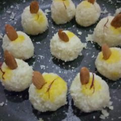 A picture of Coconut ladoo.