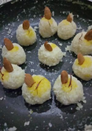 A picture of Coconut ladoo.