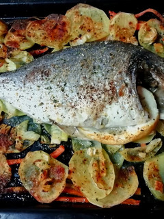 Una foto de Dorada al horno con verduras 🐟🥔🥕