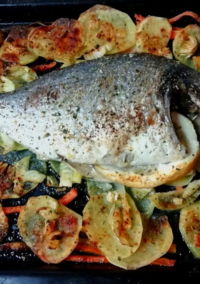 Una foto de Dorada al horno con verduras 🐟🥔🥕