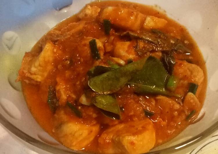 makanan Tongkol masak merah yang merasakan kenyamanan