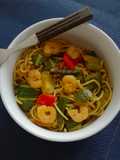Espaguetis chinos con verduritas y gambitas al curry