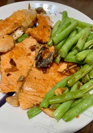 乾煎鮭魚佐四季豆 的食譜成品照片