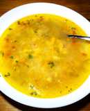 Sopa de esqueleto y cabeza de salmón con fideos