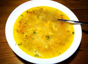 Foto principal de Sopa de esqueleto y cabeza de salmón con fideos
