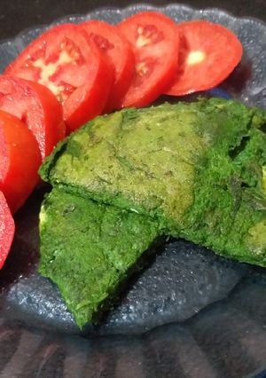 Una foto de Omelette de espinaca con tomate💚