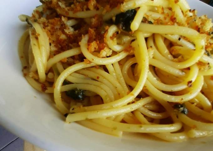 Spaghettoni con cime di rapa e mollica di pane