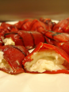 Una foto de Piquillos rellenos de brandada de bacalao y gambas