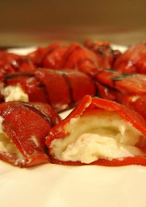 Una foto de Piquillos rellenos de brandada de bacalao y gambas
