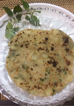 A picture of Aloo mutter pudina Paratha.
