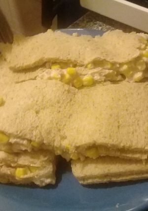 Una foto de Sandwiches de atún y choclo