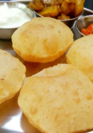 नमकीन पूरी (Namkeen puri recipe in Hindi) रेसिपी मुख्य फोटो