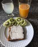 Así arrancamos las mañanas, vaso de agua con limón, un jugo de naranja exprimido, tostada y fruta