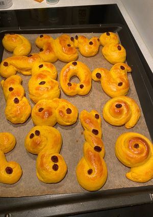 Una foto de Lussebullar (bollo Sueco de azafrán)