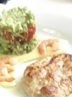 Una foto de Tabulé de verduras con filete de pavo y salsa a la mostaza