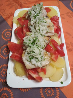 Una foto de Ensalada templada de corvina y tomate Rosa