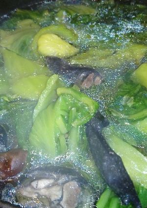 鮮美芥菜干貝香菇烏雞湯 的食譜成品照片