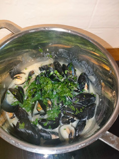 Una foto de Mejillones exóticos con leche de coco y cilantro