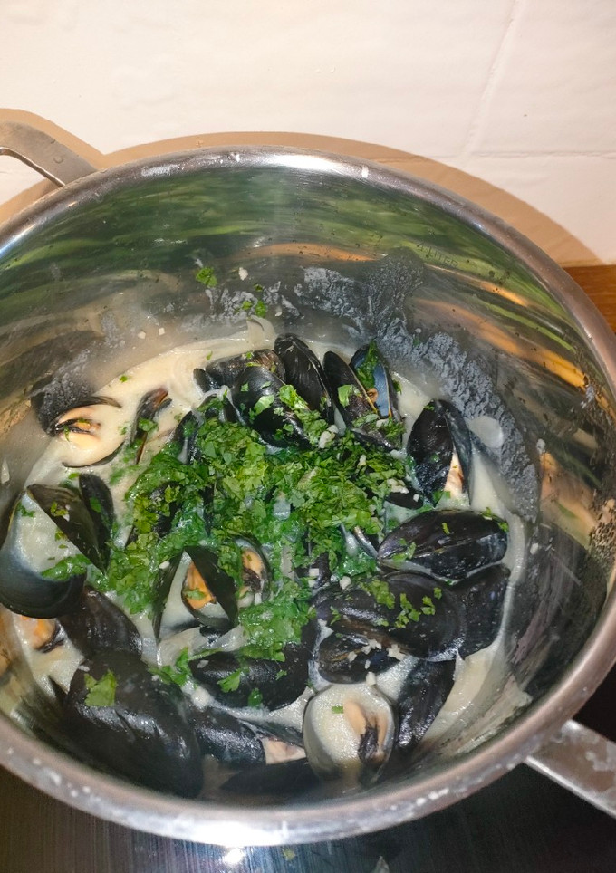 Una foto de Mejillones exóticos con leche de coco y cilantro