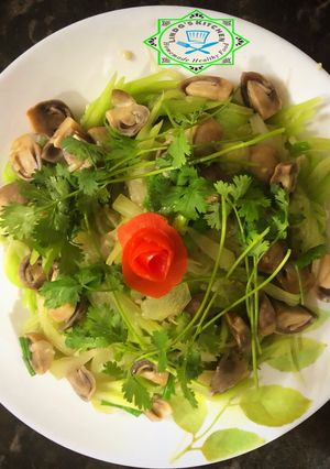 Hình của món Bầu xào nấm rơm chay.