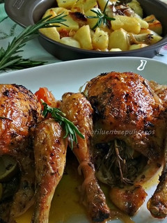 Una foto de Picantones al horno con romero y lima
