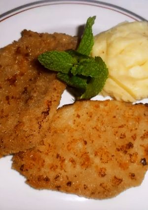 Una foto de Lomo de cerdo rebozado con puré de papas cremoso
