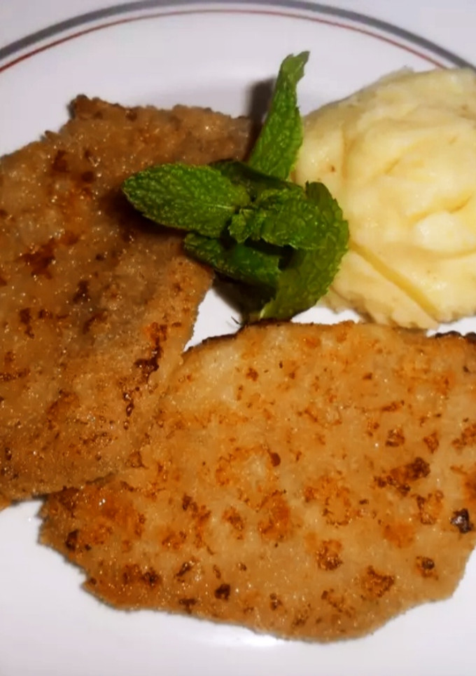 Una foto de Lomo de cerdo rebozado con puré de papas cremoso