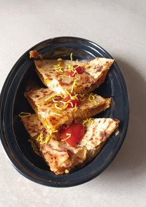 દાબેલી કવેસડીલા(quesdila) (Dabeli Quesdila Recipe In Gujarati) રેસીપી મુખ્ય ફોટો