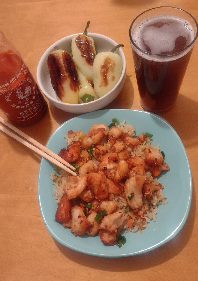 Una foto de Pollo mongol con arroz chino