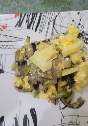 Una foto de Polenta con ricota y vegetales