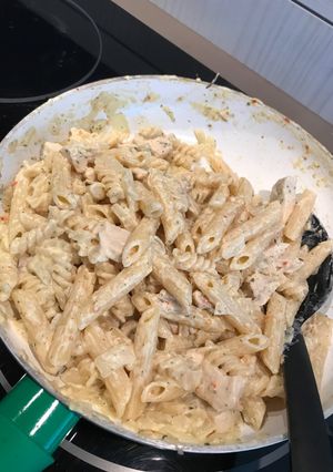 Foto resep Pasta dengan saus krim dan ayam simpel